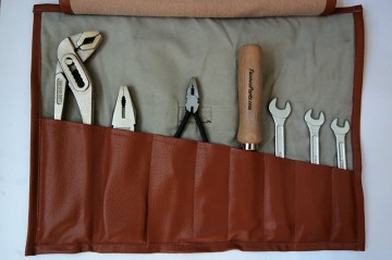 Met schroevendraaier hout